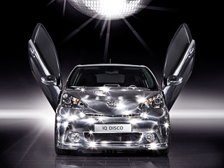 Toyota iq. Двери-гильотины придают шоу-кару Toyota iQ&nbsp;Disco спортивный вид. К&nbsp;сожалению, только вид: технически автомобиль никак не&nbsp;изменился.