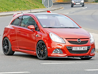 Opel corsa opc. Внешне трек-версию Opel Corsa OPC можно опознать по&nbsp;видоизменённому, заниженному переднему бамперу, по&nbsp;новому заднему спойлеру, а&nbsp;также по&nbsp;отличным от&nbsp;прежних колёсным дискам.