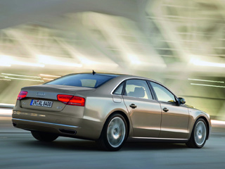 Audi a8. От&nbsp;носа до&nbsp;хвоста у&nbsp;Audi A8&nbsp;L&nbsp;на 13&nbsp;см больше, чем у&nbsp;стандартной версии, и&nbsp;всё благодаря приросту колёсной базы.