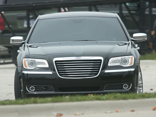 Chrysler 300c. При обновлении у&nbsp;Крайслера 300C изменились передние фары: в&nbsp;угоду моде в&nbsp;них были добавлены светодиодные секции.
