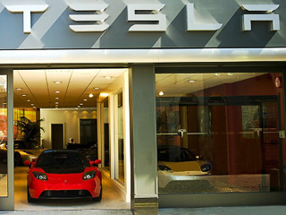 Tesla roadster,Tesla model s. Пока в&nbsp;Европе открыто девять шоу-румов компании Tesla. За&nbsp;два года в&nbsp;них было реализовано 1300 спорткаров Tesla Roadster.