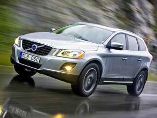 Volvo xc60. Со&nbsp;второй половины 2011 года Volvo XC60 можно будет заказать со&nbsp;встроенной в&nbsp;фальшрадиаторную решётку камерой (угол обзора 180°) для удобства парковки в&nbsp;тесных местах. Изображение с&nbsp;неё будет передаваться на&nbsp;дисплей в&nbsp;центральной консоли.