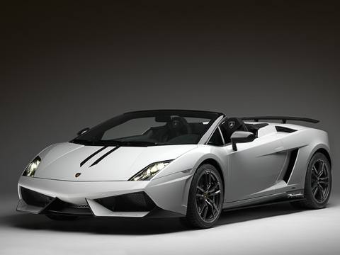 Lamborghini gallardo,Lamborghini gallardo lp570-4 performante. Полноприводная трансмиссия в&nbsp;обычных условиях распределяет тягу в&nbsp;соотношении 30:70&nbsp;в пользу задней оси. Кстати, последняя оснащена 45-процентной блокировкой.