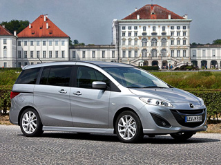Mazda 5. Прежнее поколение модели в&nbsp;четырёх комплектациях с&nbsp;моторами&nbsp;1.8 и&nbsp;2.0, с&nbsp;пяти- или шестиступенчатой «механикой» либо с&nbsp;пятидиапазонным «автоматом» пока ещё продаётся у&nbsp;нас по&nbsp;цене от&nbsp;750&nbsp;870 до&nbsp;1&nbsp;049&nbsp;600&nbsp;рублей.