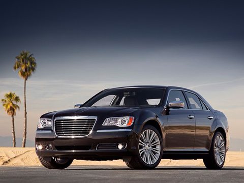 Chrysler 300c. Оставаясь всё тем&nbsp;же гигантом с&nbsp;узкими окнами-бойницами, после рестайлинга Chrysler 300С имеет более свежий и&nbsp;современный облик.