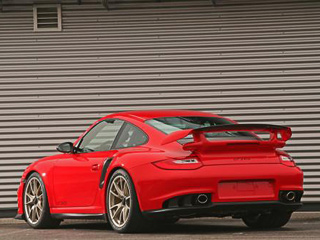Porsche 911,Porsche 911 gt2. Удельная мощность автомобиля после посещения мастерских Wimmer RS&nbsp;подскочила с&nbsp;452,5 до&nbsp;513 л.с. на&nbsp;тонну. И&nbsp;это без учёта того, что в&nbsp;качестве опции можно заказать углепластиковые передние крылья и&nbsp;литий-ионный аккумулятор, который легче обычного на&nbsp;10&nbsp;кг.