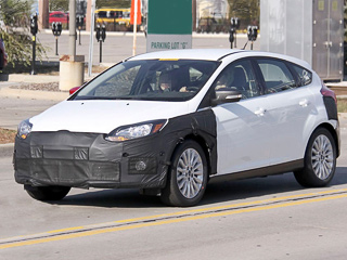 Ford focus. Спереди от&nbsp;серийного хэтчбека тестируемый прототип отличается разве что никак не&nbsp;подходящими белой машине серым и&nbsp;бордовым боковыми зеркалами.