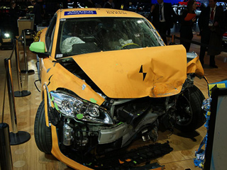 Volvo c30. Выставленный в&nbsp;Детройте разбитый электрокар Volvo C30&nbsp;EV пережил «ударные испытания», которые проводил сам автопроизводитель. Подождём результатов Euro NCAP.