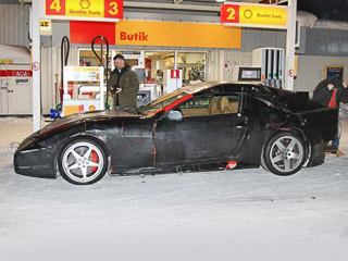 Ferrari 612 scaglietti. Фотография сделана на одной из заправок заснеженной Швеции, где проходят испытания модели. Нужно ли говорить, что массивная корма а-ля шутинг-брейк всего лишь уловка?