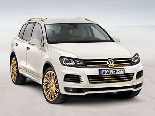 Volkswagen touareg. Под капотом «золотого» концепта располагается бензиновая 360-сильная «восьмёрка» 4.2, работающая в&nbsp;тандеме с&nbsp;восьмиступенчатым «автоматом».