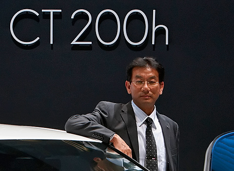             Среди ранних работ Осаму Садакаты — Toyota Mark II (Cressida), семейство автомобилей, хорошо знакомое российским поклонникам японского и американского секонд-хенда, а также Toyota Harrier (Lexus RX) первого поколения. В 2005 году Садаката в качестве главного конструктора представил первый гибридный кроссовер <a href="http://www.drive.ru/lexus/news/2006/04/20/14359/na_povishenie.html" target="_blank" rel="noopener" class="c-link">RX 400h</a>, а затем руководил созданием флагмана <a href="http://www.drive.ru/lexus/drive-test/2008/02/15/1015436/eto_eko_ili_ego.html" target="_blank" rel="noopener" class="c-link">LS 600h</a>.
