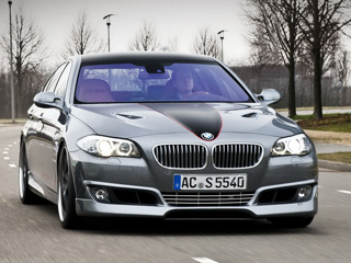 Bmw 5. Аэродинамический обвес, капот с&nbsp;прорезями, фирменные 20-дюймовые диски и&nbsp;оригинальный окрас кузова&nbsp;— отличий от&nbsp;стандартной «пятёрки» BMW хватает.