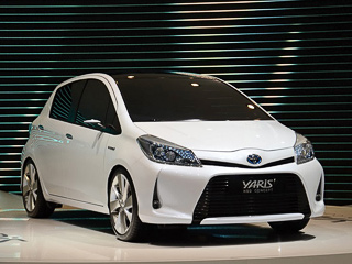 Toyota yaris,Toyota yaris hsd,Toyota concept. Унаследовав все характерные особенности нового Яриса, в&nbsp;частности, его компактность и&nbsp;просторный вместительный салон, двоякодвижимый концепт немного отличается от&nbsp;него внешне.