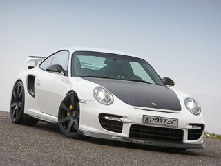 Porsche 911,Porsche 911 gt2 rs. В&nbsp;колёсных арках чёрными пятнами виднеются легкосплавные диски Sportec Mono/7&nbsp;с шинами Michelin Pilot Sport Cup размерностью 245/30 R20 спереди и&nbsp;315/25 R20&nbsp;сзади.