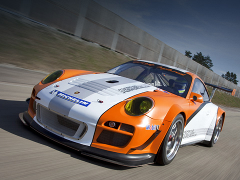 Porsche 911. Для улучшения аэродинамики болида была слегка пересмотрена форма кузова. В&nbsp;частности, для пущей обтекаемости инженеры Porsche решили убрать воздухозаборники, располагающиеся перед задними крыльями.