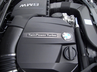 Bmw x1. Впервые турбонаддувом twin-scroll в&nbsp;сочетании с&nbsp;прямым впрыском и&nbsp;системой изменения фаз газораспределения Valvetronic компания BMW начала оснащать свои моторы с&nbsp;трёхлитровой «шестёрки», устанавливаемой с&nbsp;2009 году на&nbsp;модель пятой серии&nbsp;GT.