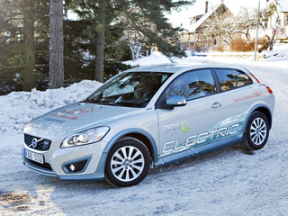 Volvo c30. Эксплуатация электромобиля на морозе может быть не более проблемной, чем вождение обычной машины, за исключением того, что наведываться к розетке придётся чаще.