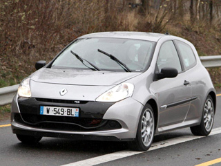 Renault clio rs,Renault clio. Свежая трёхдверка Renault Clio&nbsp;RS дебютирует чуть позже базовой модели Clio новой генерации. Последняя покажется публике или осенью 2011-го, или весной 2012&nbsp;года.