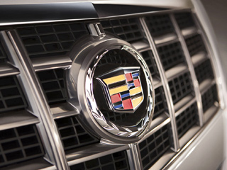 Cadillac cts. Все изменения во&nbsp;внешности линейки Cadillac CTS 2012 модельного года свелись к&nbsp;переосмысленной полностью хромированной фальшрадиаторной решётке с&nbsp;перекладинами иной формы и&nbsp;выглядящим более объёмно логотипом.