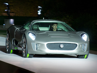 Jaguar c-x75. Внешне мощный спорткар англичане обещают сделать очень похожим на&nbsp;концептуальный Jaguar C-X75. Общая масса новинки не&nbsp;будет превышать 1400&nbsp;кг.