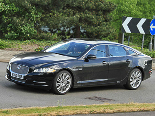 Jaguar xj. Результаты своих гибридных разработок ягуаровцы должны показать в&nbsp;2013 году. Видимо, под конец производства седана Jaguar&nbsp;XJ нынешнего поколения.