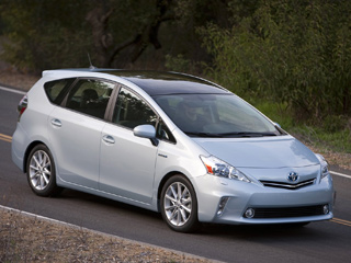 Toyota prius,Toyota prius v. Компактвэн Toyota Prius&nbsp;V, дебютировавший в&nbsp;начале 2011&nbsp;года, пятиместный, но&nbsp;в&nbsp;Европе и&nbsp;Японии, продаваясь под именами Prius+ и&nbsp;Prius Alpha соответственно, он&nbsp;будет семиместным. Но&nbsp;этого японцам мало&nbsp;— нужен ещё одноимённый минивэн с&nbsp;тремя рядами сидений.