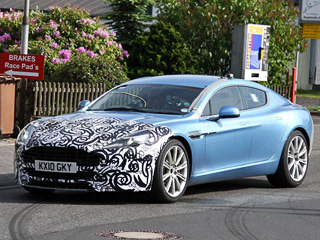 Aston martin rapide. Серийный Aston Martin Rapide впервые показали вживую на мотор-шоу во Франкфурте в 2009 году, а производство на заводе в Граце началось в 2010-м.