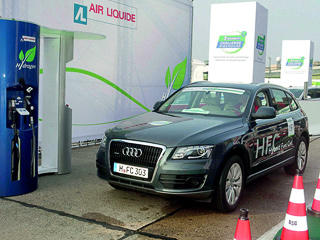 Audi q5,Audi q5 hybrid fuel cell,Audi q5 hybrid. Ёмкость комплекта литиево-ионных батарей, расположенных под полом багажного отделения, составляет 1,3 кВт•ч.