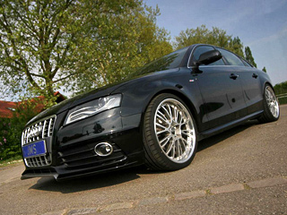 Audi a4. Составные литые диски OZ&nbsp;Boticelli обуты в&nbsp;шины Continental размерностью 245/30 R20. За&nbsp;комплект колёс немецкие тюнеры просят немаленькие 6199&nbsp;евро.