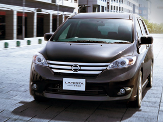 Nissan lafesta. В&nbsp;Японии Nissan Lafesta Highway Star будет стоить от&nbsp;1&nbsp;991&nbsp;850 йен (почти $24&nbsp;700) до&nbsp;2&nbsp;483&nbsp;250 йен (без малого $30&nbsp;800). Вилка цен на&nbsp;Мазду Premacy (она&nbsp;же Mazda5)&nbsp;— от&nbsp;1&nbsp;799&nbsp;000 йен ($22&nbsp;300) до&nbsp;2&nbsp;314&nbsp;000 ($28&nbsp;675).
