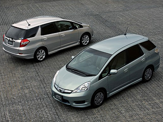 Honda fit. Цены на&nbsp;новинку в&nbsp;Японии начинаются примерно от&nbsp;$20&nbsp;033 за&nbsp;бензиновую версию универсала и&nbsp;от&nbsp;$22&nbsp;522 за&nbsp;гибридную. Для сравнения&nbsp;— самый дешёвый хэтчбек Fit с&nbsp;мотором&nbsp;1.3 стоит $15&nbsp;300, с&nbsp;двигателем 1.5&nbsp;— от&nbsp;$18&nbsp;640, а&nbsp;гибрид&nbsp;— не&nbsp;менее $19&nbsp;784.