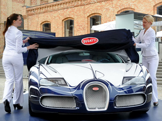 Bugatti veyron. Издалека белые вставки на&nbsp;кузове родстера Veyron Grand Sport можно принять за&nbsp;аэрографию. Однако на&nbsp;деле это фарфор. Вот&nbsp;он, внешний тюнинг для владельцев Bugatti. Наклейки или краска&nbsp;— не&nbsp;для них.
