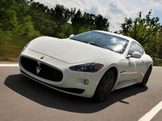Maserati granturismo. Внешних доработок — по минимуму, однако истинные фанаты марки могут заприметить автомобиль со стандартным спортпакетом.