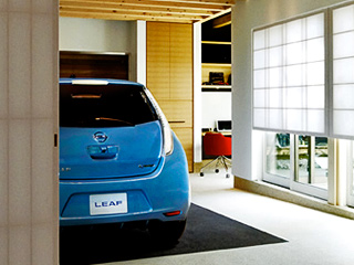 Nissan leaf. Помимо того что новая установка может «сосать» электроэнергию у&nbsp;Лифа, она способна заряжать автомобильные аккумуляторы при помощи солнечных батарей.