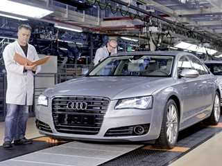 Audi a8. Загруженные работой автомобильные заводы на&nbsp;юго-западе Германии&nbsp;— это лишь небольшая часть глобальной стратегии роста автоконцерна Volkswagen&nbsp;AG, также увеличивающего объёмы производства на&nbsp;своих дочерних предприятиях в&nbsp;Испании и&nbsp;Китае.