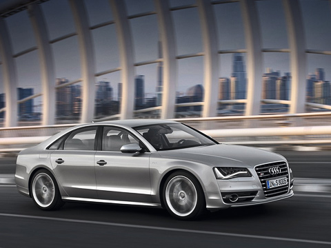 Audi s8. Высокотехнологичный наддувный мотор с&nbsp;механизмом отключения половины цилиндров, система start/stop, алюминиевый кузов и&nbsp;восьмиступенчатый «автомат» позволили сделать новый седан Audi S8&nbsp;экономичнее предшественника на&nbsp;23%&nbsp;— 10,2&nbsp;л/100&nbsp;км против 13,2&nbsp;л.