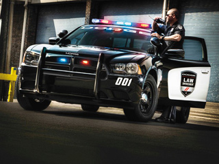 Dodge charger. Полицейские автомобили традиционно укомплектуют специальным «кенгурятником» для взятия преступника на&nbsp;таран, другим специфическим навесным оборудованием, а&nbsp;также средствами связи.
