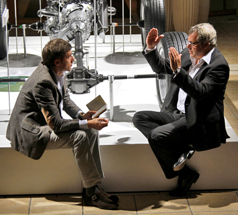             Главный конструктор всего семейства соплатформенных автомобилей <a href="http://www.drive.ru/mercedes/news/2008/03/14/1099053/idealniy_variant.html" target="_blank" rel="noopener" class="c-link">M</a>-, <a href="http://www.drive.ru/mercedes/news/2009/04/28/2426134/tyazhyoliy_sluchay.html" target="_blank" rel="noopener" class="c-link">GL</a>- и <a href="http://www.drive.ru/mercedes/drive-test/2010/12/24/3804396/zvezda_obyavleniy.html" target="_blank" rel="noopener" class="c-link"><nobr>R-класса</nobr></a> Томас Меркер (справа) утверждает, что именно ему принадлежит идея «ребрендинга» офроуд-пакета. Меркер, кстати, шассист по специальности, участвовал в разработке <a href="http://www.drive.ru/mercedes/drive-test/2006/12/07/118927/na_vse_dvesti.html" target="_blank" rel="noopener" class="c-link">предыдущего <nobr>E-класса</nobr></a>. Тогда как раз внедряли алюминий в конструкцию подвесок, но из-за недостатка опыта результат можно назвать удачным лишь отчасти — алюминиевые подрамники тогда весили, как стальные. Сегодня Mercedes знает гораздо больше о лёгких сплавах, в том числе и по автоспортивным программам. (Фото Виталия Кабышева.)
