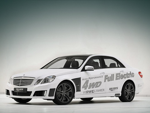 Mercedes e. Для лучшей аэродинамики электромобиль одели в&nbsp;особый обвес, украшенный углепластиковыми вставками и&nbsp;диодной подсветкой, а&nbsp;также обули в&nbsp;фирменные 19-дюймовые легкосплавные колёса Brabus Monoblock Q&nbsp;чёрного цвета с&nbsp;шинами размерностью 245/35 R19.