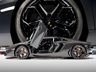 Lamborghini aventador. Около двух миллионов евро стоят только материалы, которые были использованы в&nbsp;работе над миниатюрой.