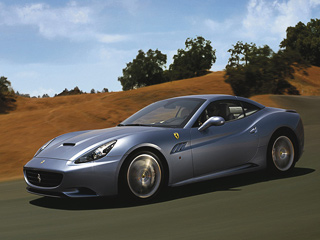 Ferrari california. Обновлённая двухдверка California сможет разменивать сотню за 3,85 секунды. Улучшение динамических характеристик — заслуга усовершенствованного мотора и более лёгкого кузова.