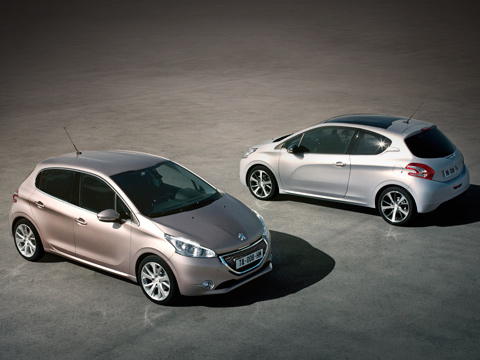 Peugeot 208. Автомобиль выглядит гармонично в обоих вариантах кузова. Прелесть модели — в обилии причудливых деталей, которые хочется рассматривать.