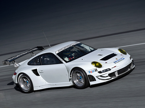 Porsche 911,Porsche 911 gt3 rsr. У гоночного автомобиля 2012 модельного года изменились крышка багажника, передний и задний бамперы. Обратите внимание на прорези в задних крыльях — их раньше не было.