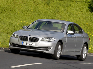 Bmw 5. Максимальную скорость седана BMW&nbsp;550d xDrive ограничат на&nbsp;уровне 250&nbsp;км/ч. Расход топлива в&nbsp;смешанном цикле ожидается такой&nbsp;же, как у&nbsp;версии&nbsp;535d, которая выпивает 5,4–5,6 л/100 км.