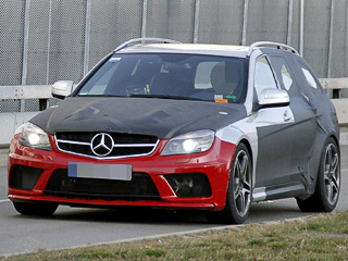 Mercedes c amg. Расширенные передние и&nbsp;задние крылья, а&nbsp;также оригинальные колёсные диски&nbsp;— отличительные черты автомобилей из&nbsp;«чёрной серии».
