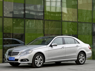 Mercedes e. Длиннобазный седан Mercedes E-класса предлагается с&nbsp;двумя моторами&nbsp;— 204-сильным в&nbsp;версии E&nbsp;260&nbsp;CGI BlueEfficiency и&nbsp;245-сильным в&nbsp;исполнении Е&nbsp;300.