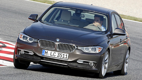 Bmw 3. Седан BMW 316d в смешанном цикле потребляет 4,4 л топлива на 100 км (с «автоматом» выходит 4,5 л), а BMW 318d — 4,5 л. Уровень выбросов углекислого газа — 115 г/км (116) и 117 г/км соответственно.