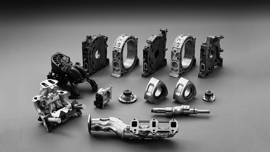 Mazda rx-8. Отличительной особенностью двигателя Renesis была сложная система впуска, с коллектором изменяемой геометрии. Похоже, что новому «ротору» не потребуются такие экзотические решения, благодаря чему уменьшатся габариты и масса мотора.