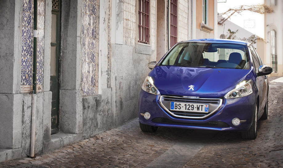 208 стать. Реклама Peugeot 208. Peugeot во Франции номера. Pejo French car Blue Color.
