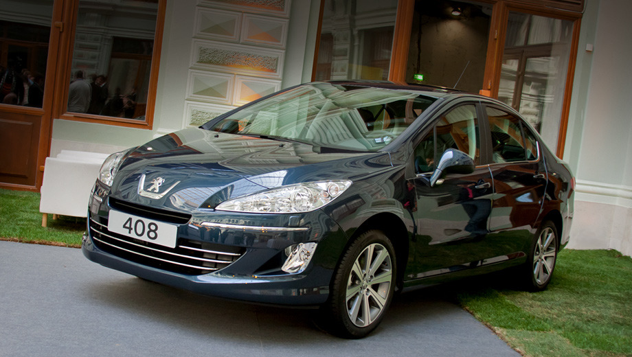 Peugeot 408. В зависимости от мотора бензиновые версии потребляют в смешанном цикле от 6,7 до 8,2 л на 100 км, а машины с турбодизелем расходуют по паспорту не больше 5 л/100 км.